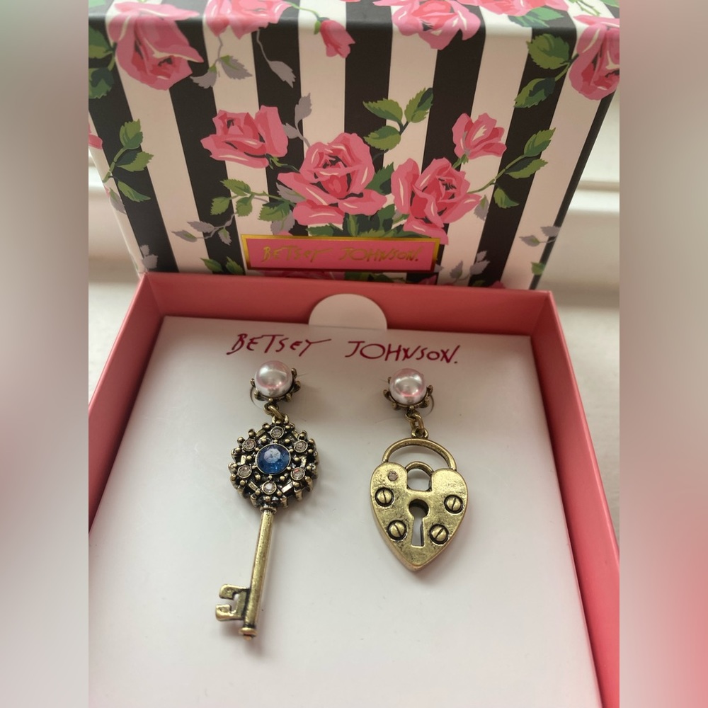 Lock n Key Betsey Johnson Earrings 🔐